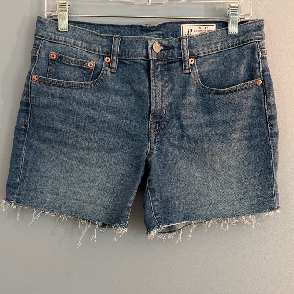 GAP 5” girlfriend mid rise jean shorts SZ 28/ 6P
